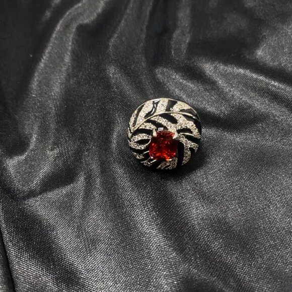 Elegant Vintage Ring - Picture 1 of 2